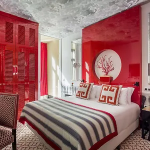 Mate Anna, Otel